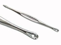 Comedones quetscher for expressing milia